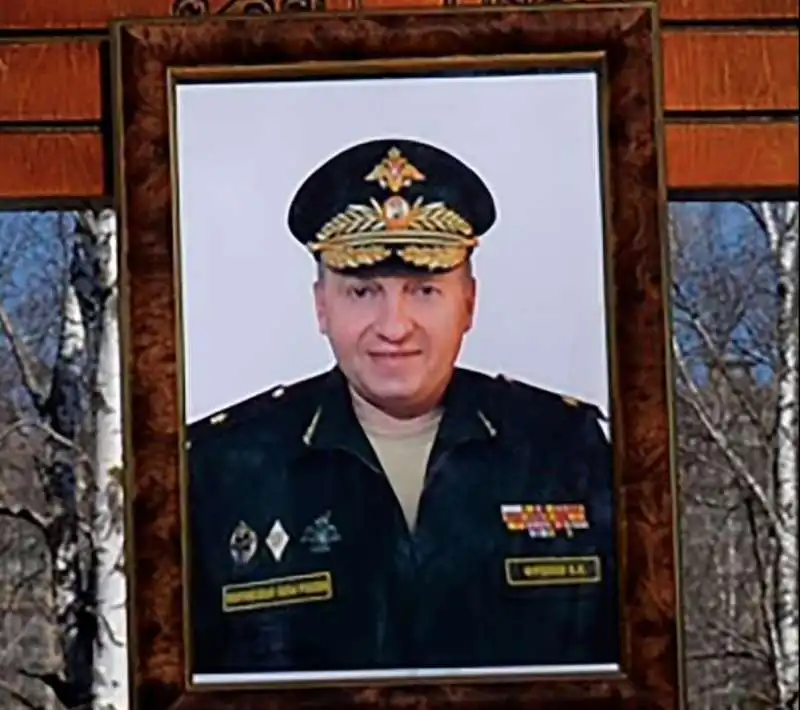 la tomba del maggiore generale vladimir frolov nel cimitero di serafimovskoe, san pietroburgo