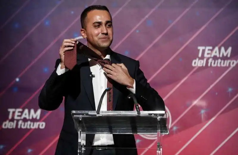 LUIGI DI MAIO SI TOGLIE LA CRAVATTA