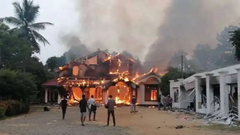 manifestanti cingalesi incendiano le case dei politici 1