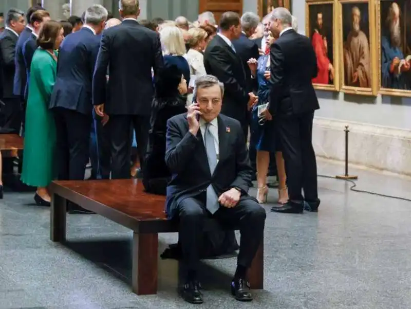 MARIO DRAGHI AL TELEFONO AL MUSEO DEL PRADO DI MADRID