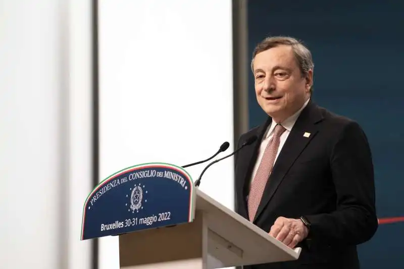 mario draghi in conferenza stampa a bruxelles  2