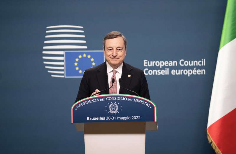 mario draghi in conferenza stampa a bruxelles 3