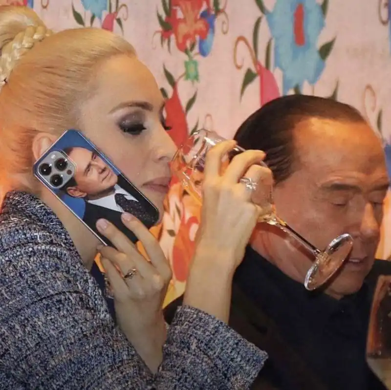 MARTA FASCINA CON SILVIO BERLUSCONI NELLA COVER DEL TELEFONO