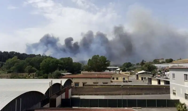 maxi incendio aurelia, a roma   16