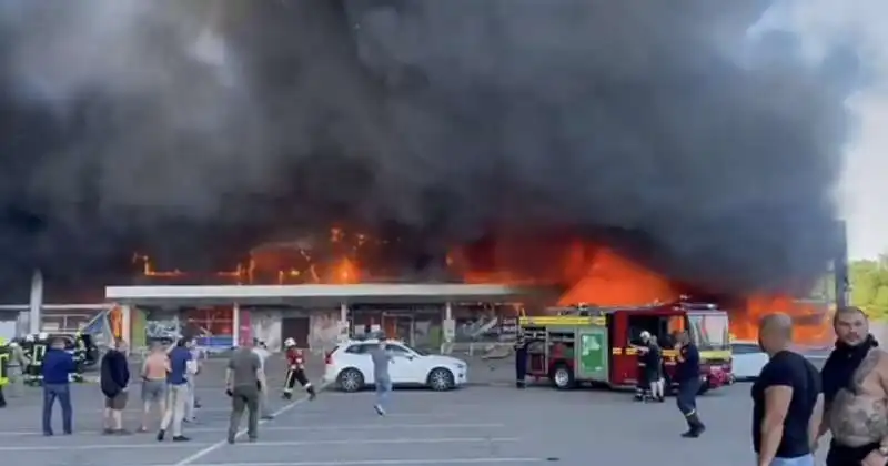 missili russi su un centro commerciale di kremenchuk, ucraina   1