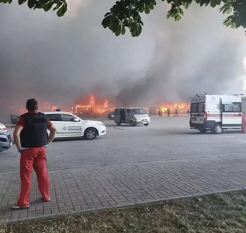 missili russi su un centro commerciale di kremenchuk, ucraina   4