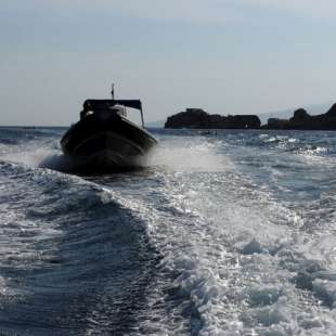 motoscafo nel porto di Napoli