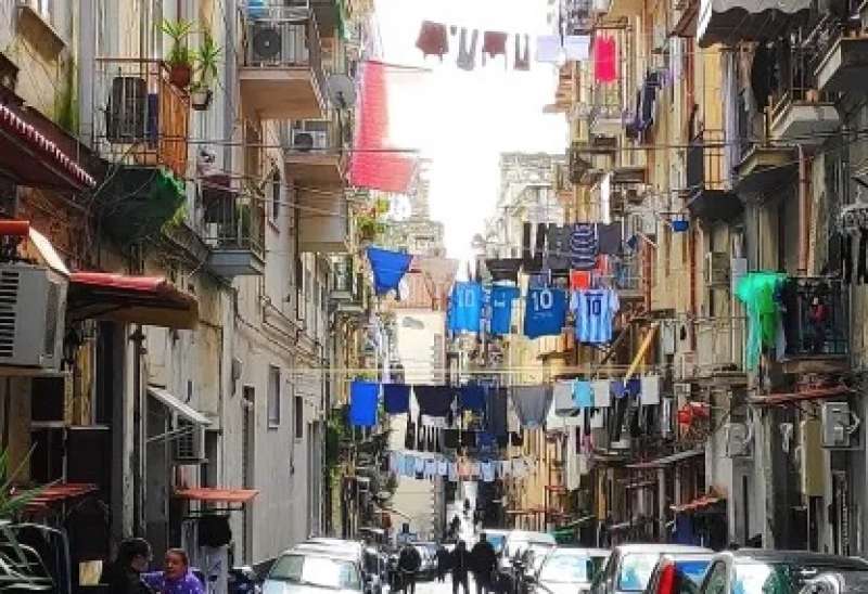 PANNI STESI FUORI DAI BALCONI A NAPOLI