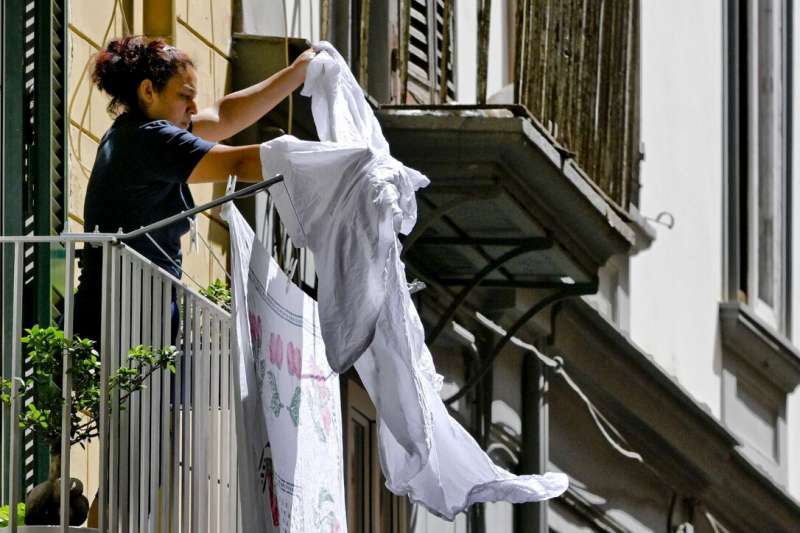 PANNI STESI FUORI DAI BALCONI A NAPOLI