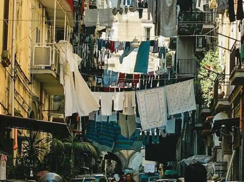 PANNI STESI FUORI DAI BALCONI A NAPOLI 