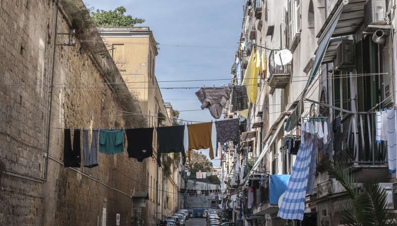 PANNI STESI FUORI DAI BALCONI A NAPOLI