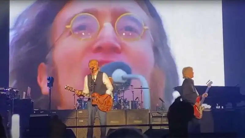 paul mccartney e il duetto virtuale con john lennon a glastonbury 3