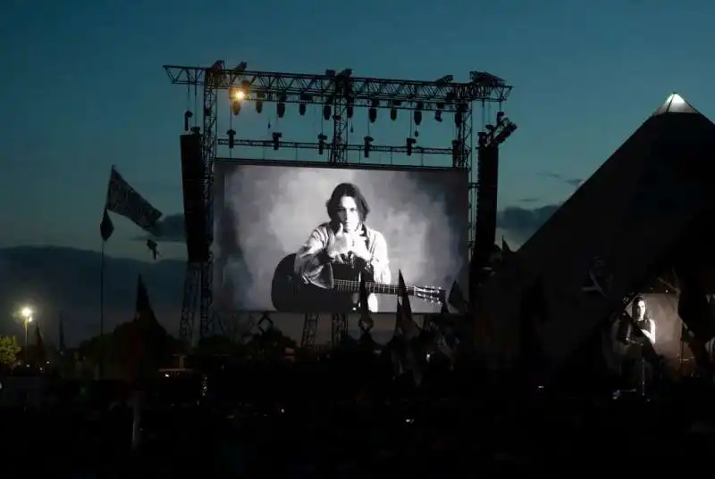 paul mccartney mostra il video di johnny depp a glastonbury 