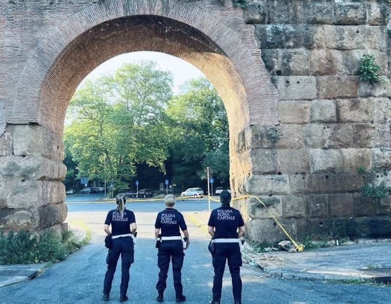 POLIZIA LOCALE ALL ARCO DI PORTA MAGGIORE