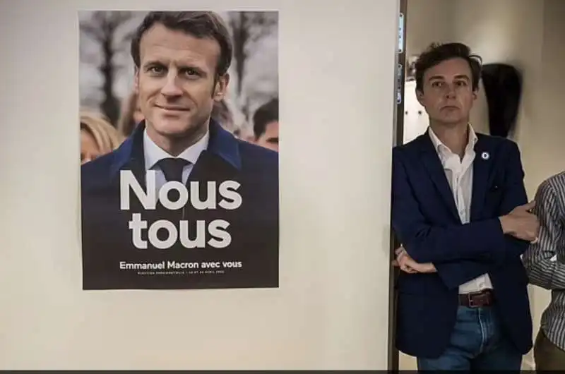 poster di emmanuel macron 