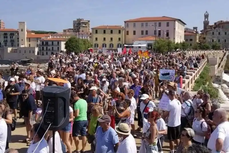 protesta contro la nave golan tundra a piombino  2 