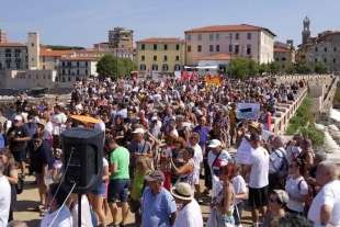 protesta contro la nave golan tundra a piombino 2