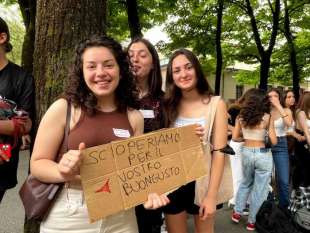 protesta degli studenti del liceo fogazzaro di vicenza contro la preside