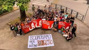 protesta degli studenti del liceo fogazzaro di vicenza contro la preside