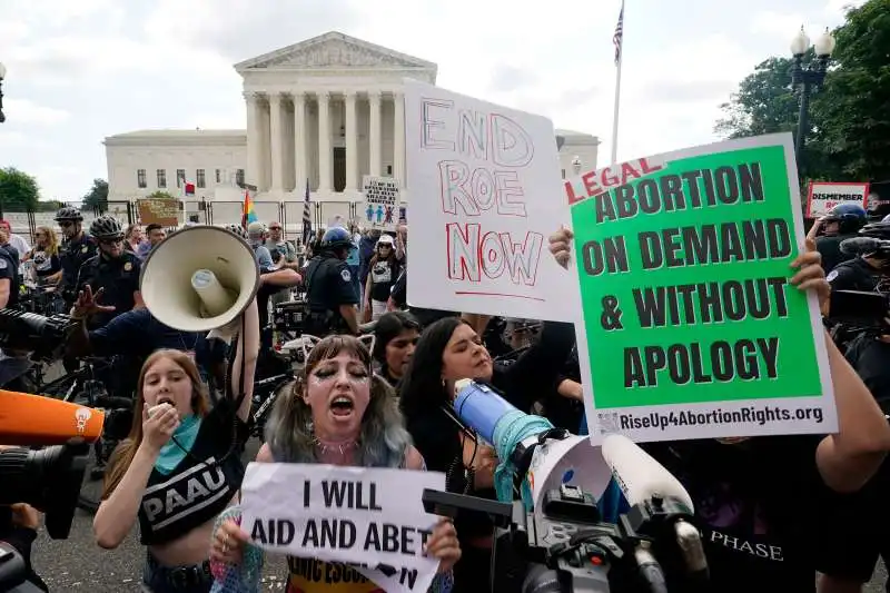 PROTESTE CONTRO L ABOLIZIONE DEL DIRITTO DI ABORTO 