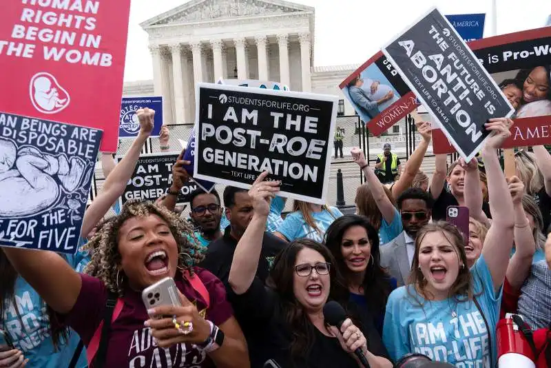 PROTESTE CONTRO L ABOLIZIONE DEL DIRITTO DI ABORTO