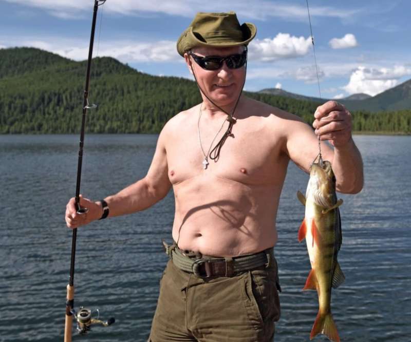 PUTIN A TORSO NUDO