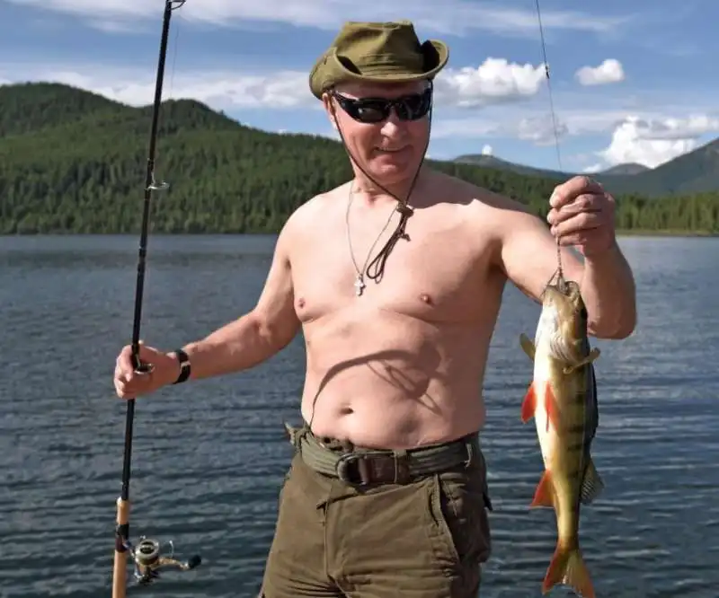 PUTIN A TORSO NUDO 