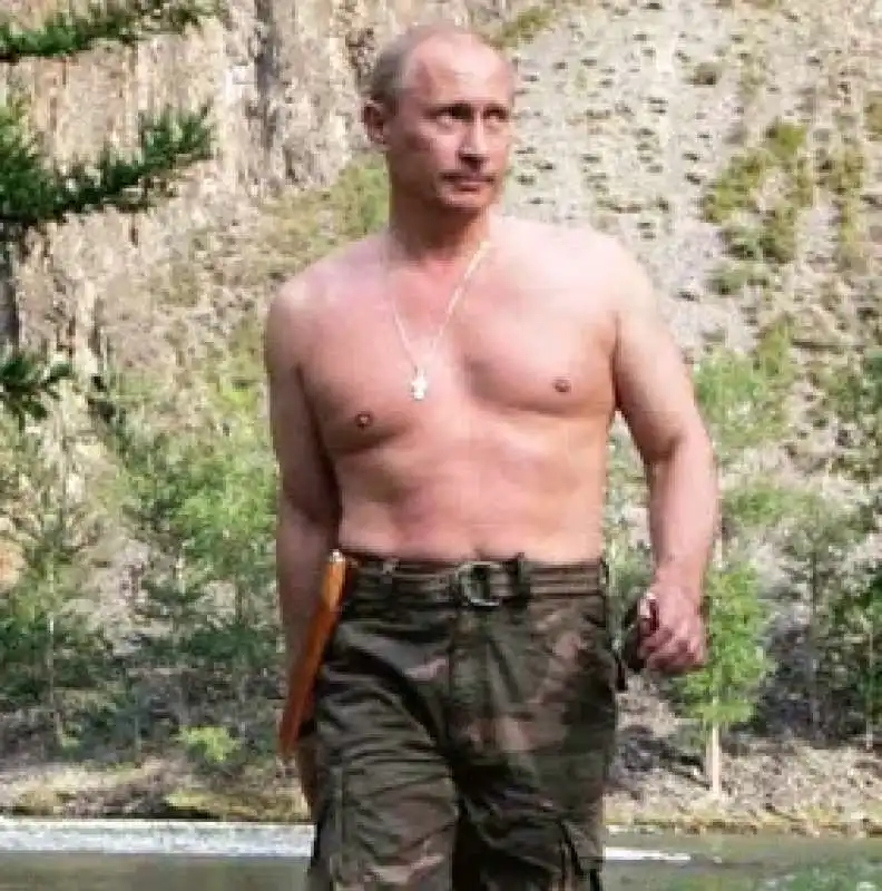 PUTIN A TORSO NUDO 