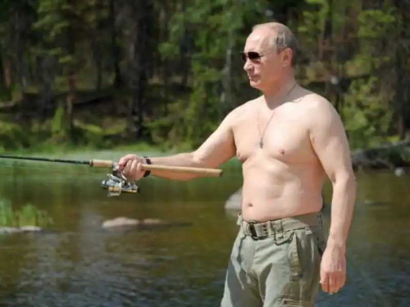 PUTIN A TORSO NUDO 