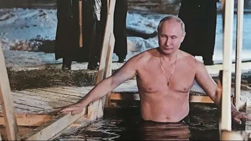 PUTIN A TORSO NUDO