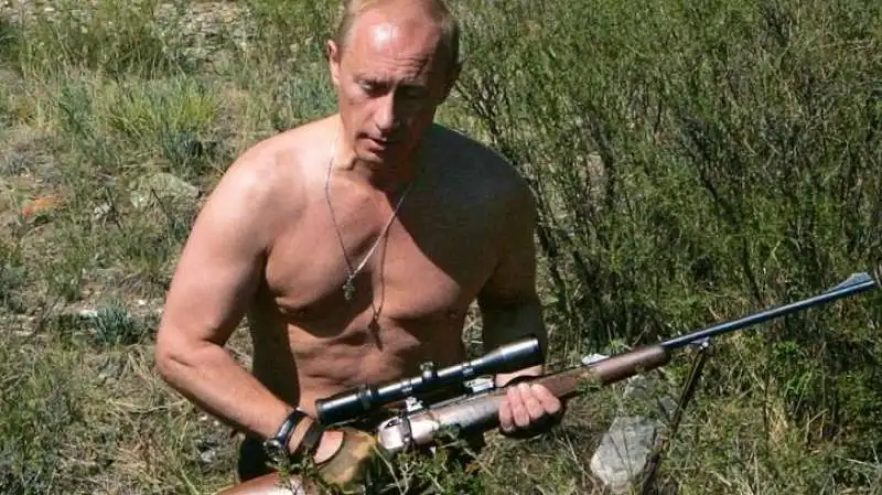 PUTIN A TORSO NUDO 