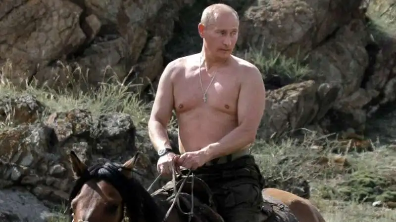 PUTIN A TORSO NUDO 