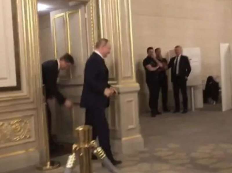 PUTIN SCORTATO IN BAGNO DAGLI AGENTI DEI SERVIZI SEGRETI