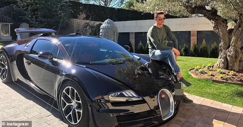 Ronaldo con la sua Bugatti