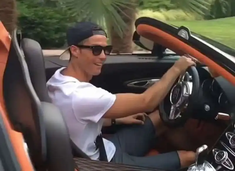 Ronaldo con la sua Bugatti 2