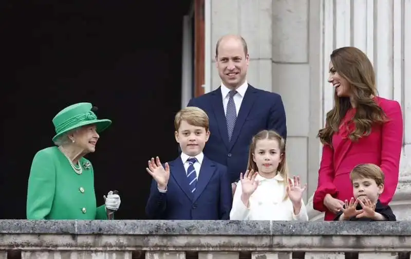 royal family (senza harry) al balcone di buckingham palace    3