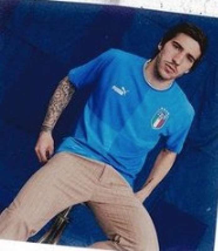 sandro tonali con la nuova maglia azzurra