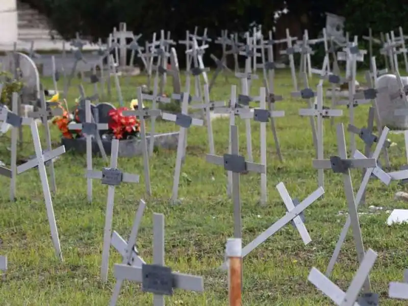 scandalo ama al cimitero di prima porta 8