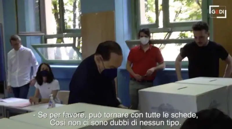 SILVIO BERLUSCONI PERDE UNA SCHEDA - REFERENDUM SULLA GIUSTIZIA 