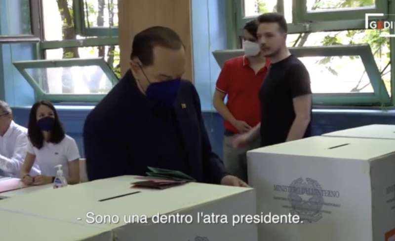 SILVIO BERLUSCONI PERDE UNA SCHEDA - REFERENDUM SULLA GIUSTIZIA 2