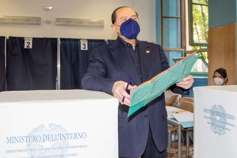 silvio berlusconi vota referendum sulla giustizia