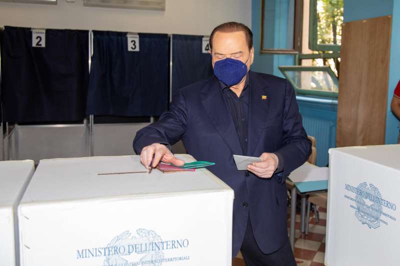 silvio berlusconi voto per il referendum sulla giustizia 2