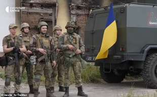 soldati ucraini guardano la danza degli studenti