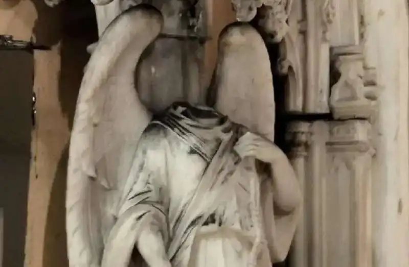 Statua decapitata nella Chiesa a Brooklyn