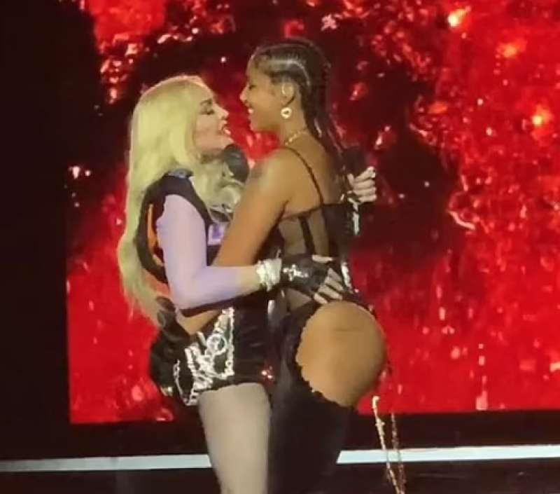 strusciate lesbo tra madonna e la rapper tokischa 10