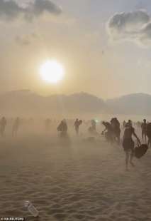 Tempesta di sabbia sulla costa della Normandia in Francia