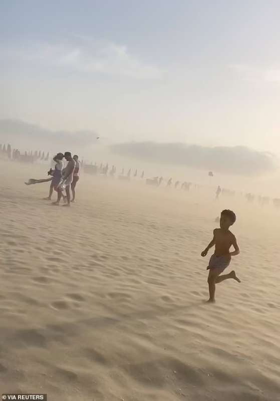 Tempesta di sabbia sulla costa della Normandia in Francia 2