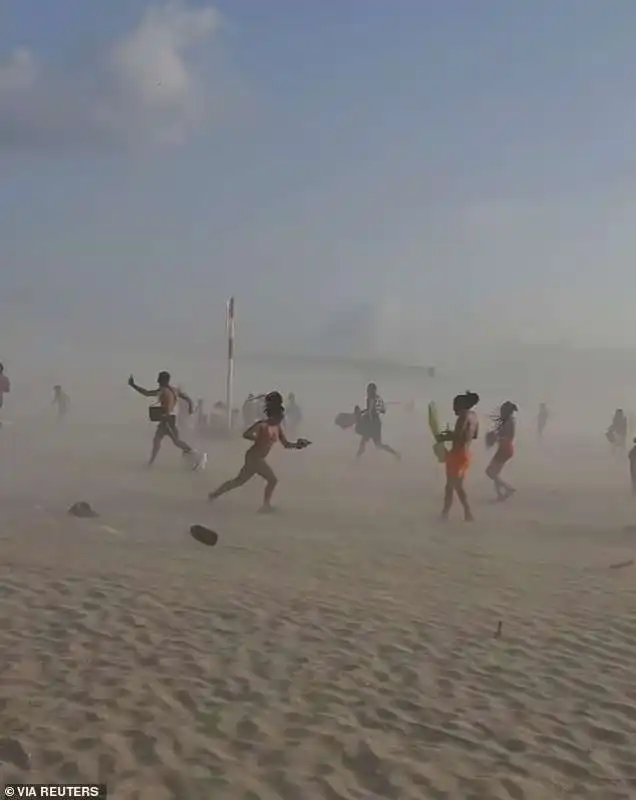 Tempesta di sabbia sulla costa della Normandia in Francia 3