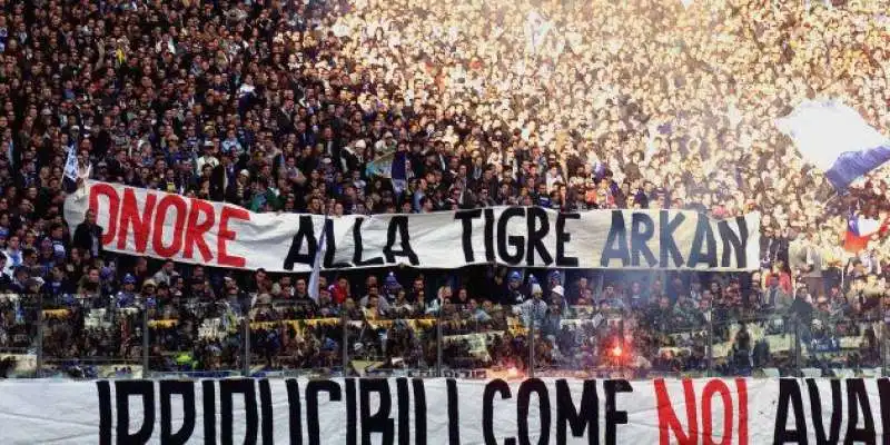 tifosi lazio con lo striscione per le tigri di arkan