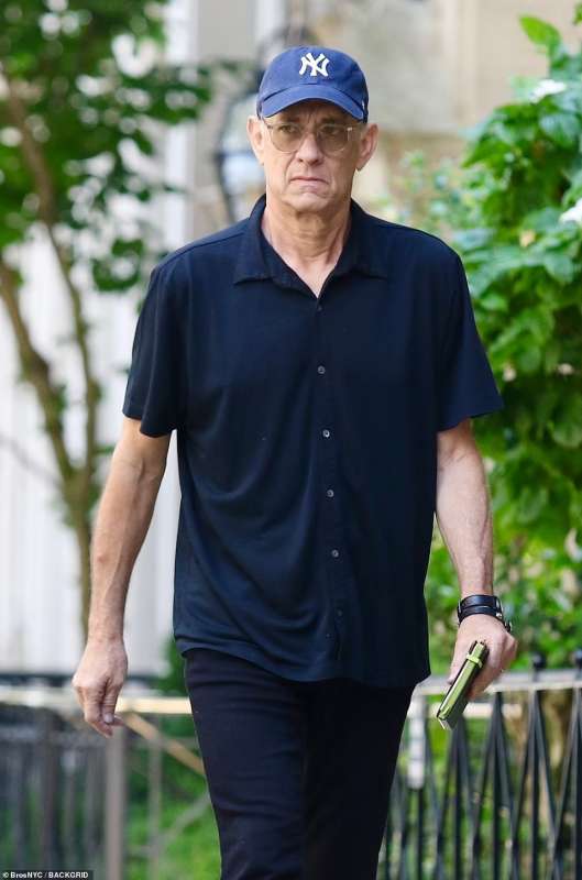 Tom Hanks passeggia a Manhattan